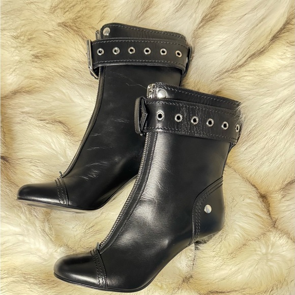 ALEXANDER MCQUEEN
Black leather ankle boots
Women’s size 9 US - Picture 10 of 14